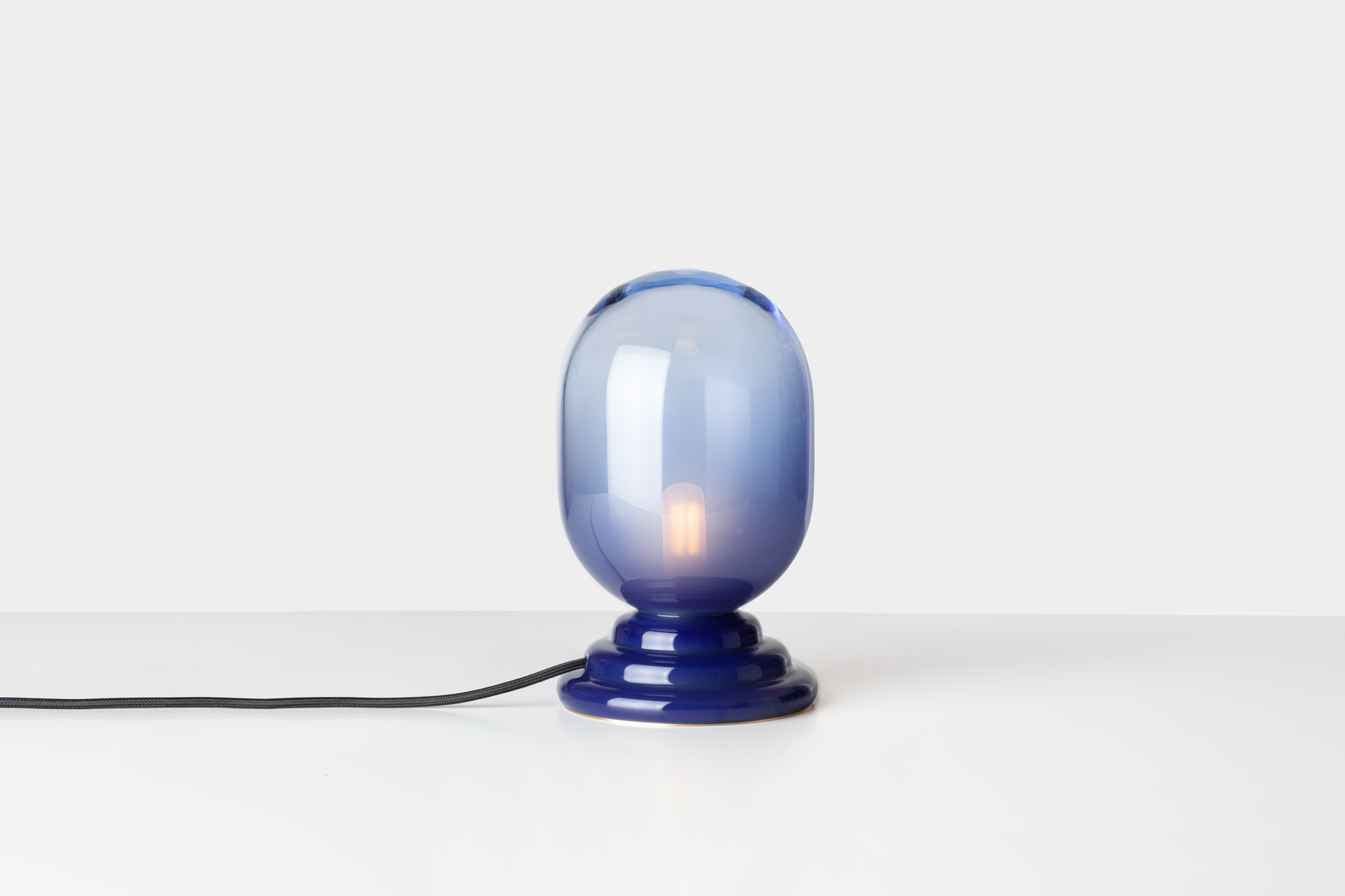 02retouch_DECHEM_TROPOS_TABLE_LAMP_f_Kristina_Hrabetova